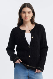 Cardigan negro con botones dorados y tejido trenzado frontal estilo casual sin estampa visible