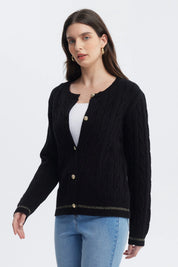 Cardigan negro con botones dorados y tejido trenzado frontal estilo casual sin estampa visible