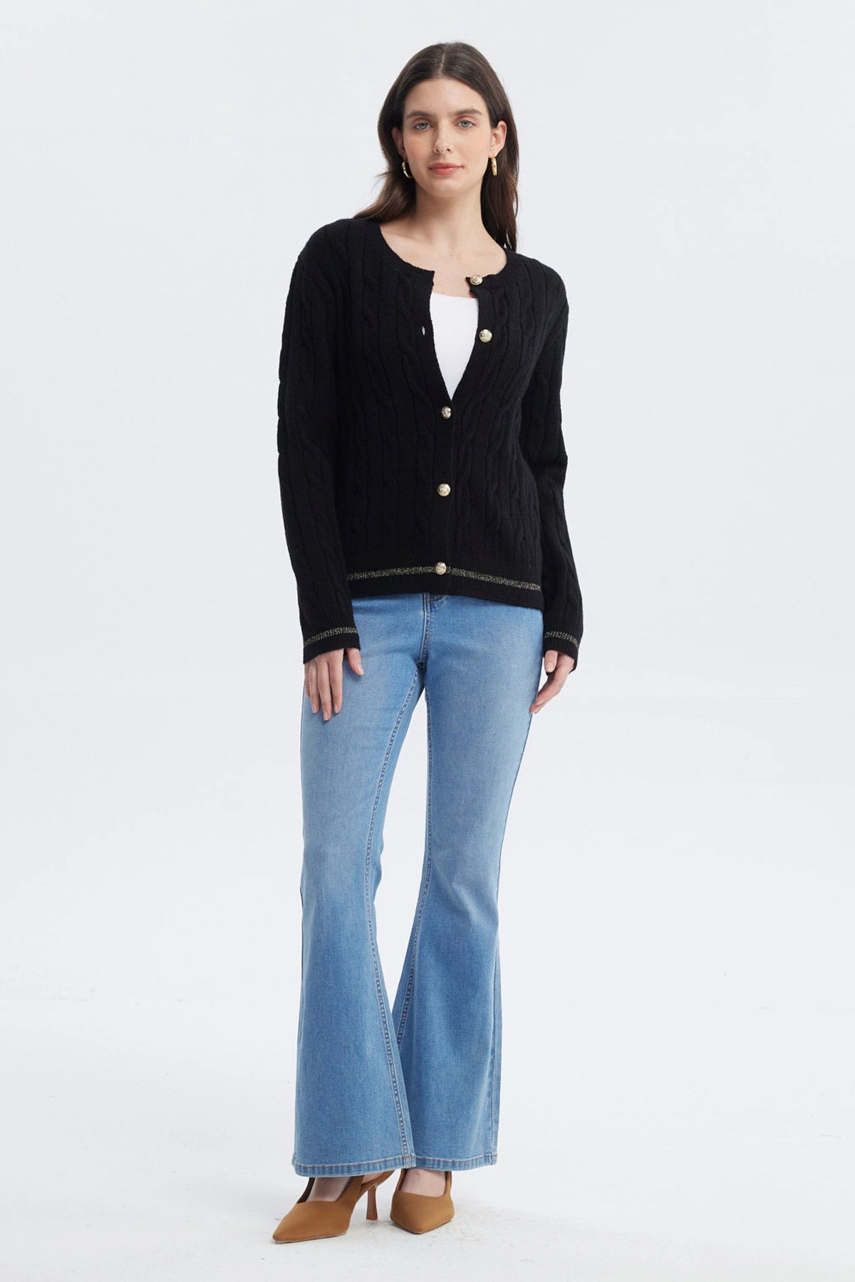 Cardigan negro con botones dorados y tejido trenzado frontal estilo casual sin estampa visible