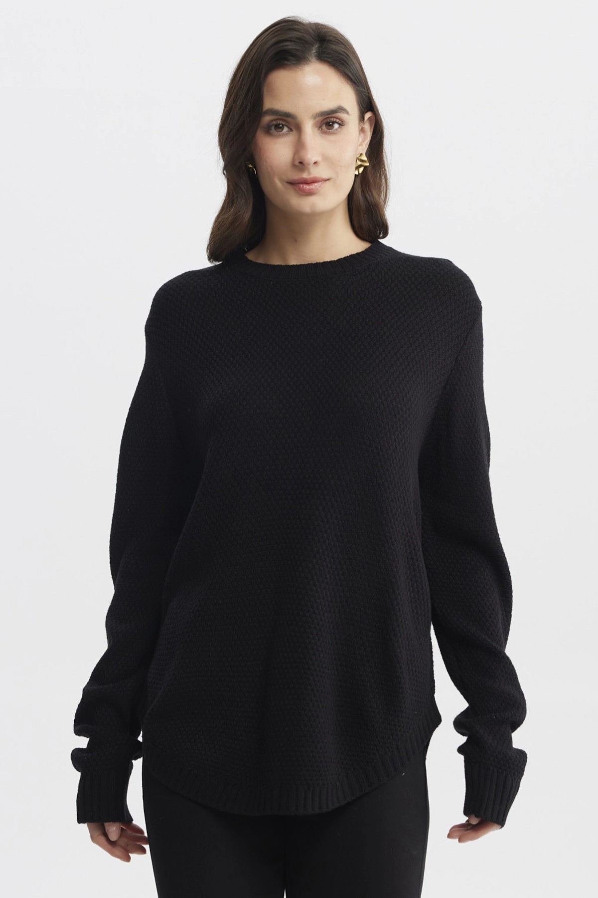 Sweater negro para mujer de corte slim con textura en punto fino diseño liso ideal para un look elegante y sencillo