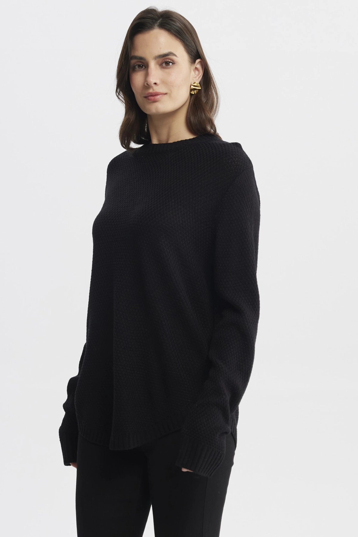 Sweater negro para mujer de corte slim con textura en punto fino diseño liso ideal para un look elegante y sencillo