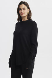 Sweater negro para mujer de corte slim con textura en punto fino diseño liso ideal para un look elegante y sencillo