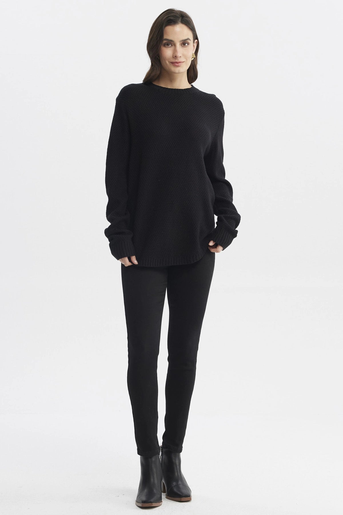 Sweater negro para mujer de corte slim con textura en punto fino diseño liso ideal para un look elegante y sencillo