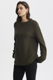 Sweater slim verde para mujer de manga larga con textura tejida lisa ideal para días frescos
