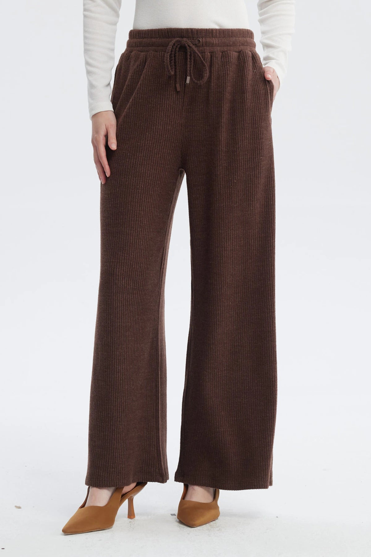 Pantalón mujer chocolate con pretina y cordón diseño acanalado sin estampa corte recto amplio y bolsillos laterales