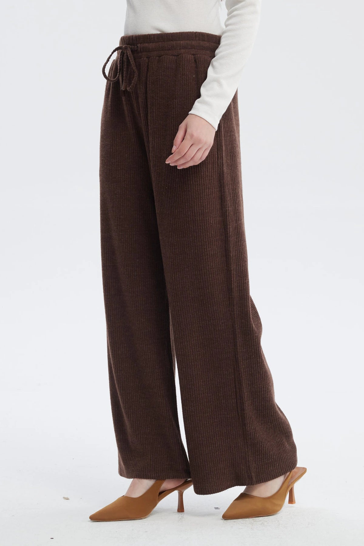 Pantalón mujer chocolate con pretina y cordón diseño acanalado sin estampa corte recto amplio y bolsillos laterales