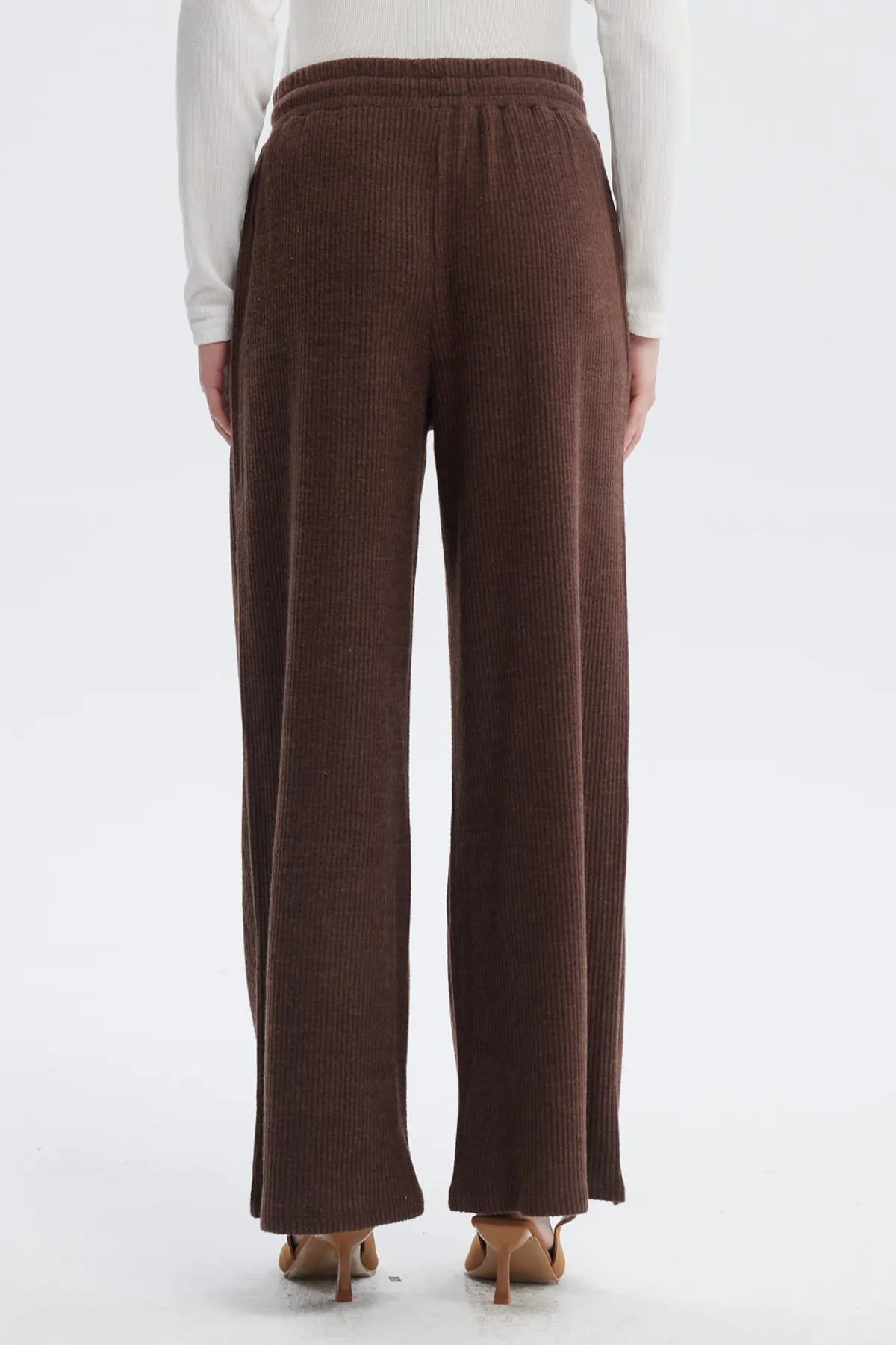 Pantalón mujer chocolate con pretina y cordón diseño acanalado sin estampa corte recto amplio y bolsillos laterales