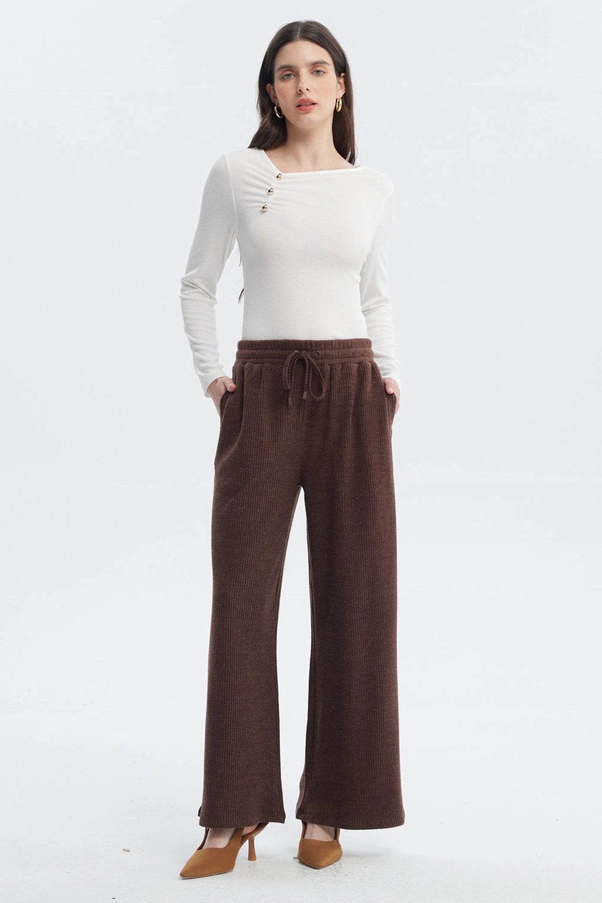Pantalón mujer chocolate con pretina y cordón diseño acanalado sin estampa corte recto amplio y bolsillos laterales