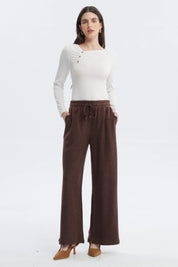 Pantalón mujer chocolate con pretina y cordón diseño acanalado sin estampa corte recto amplio y bolsillos laterales