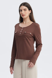 Polera café claro de manga larga con botones decorativos en el pecho estilo casual sin estampa lisa