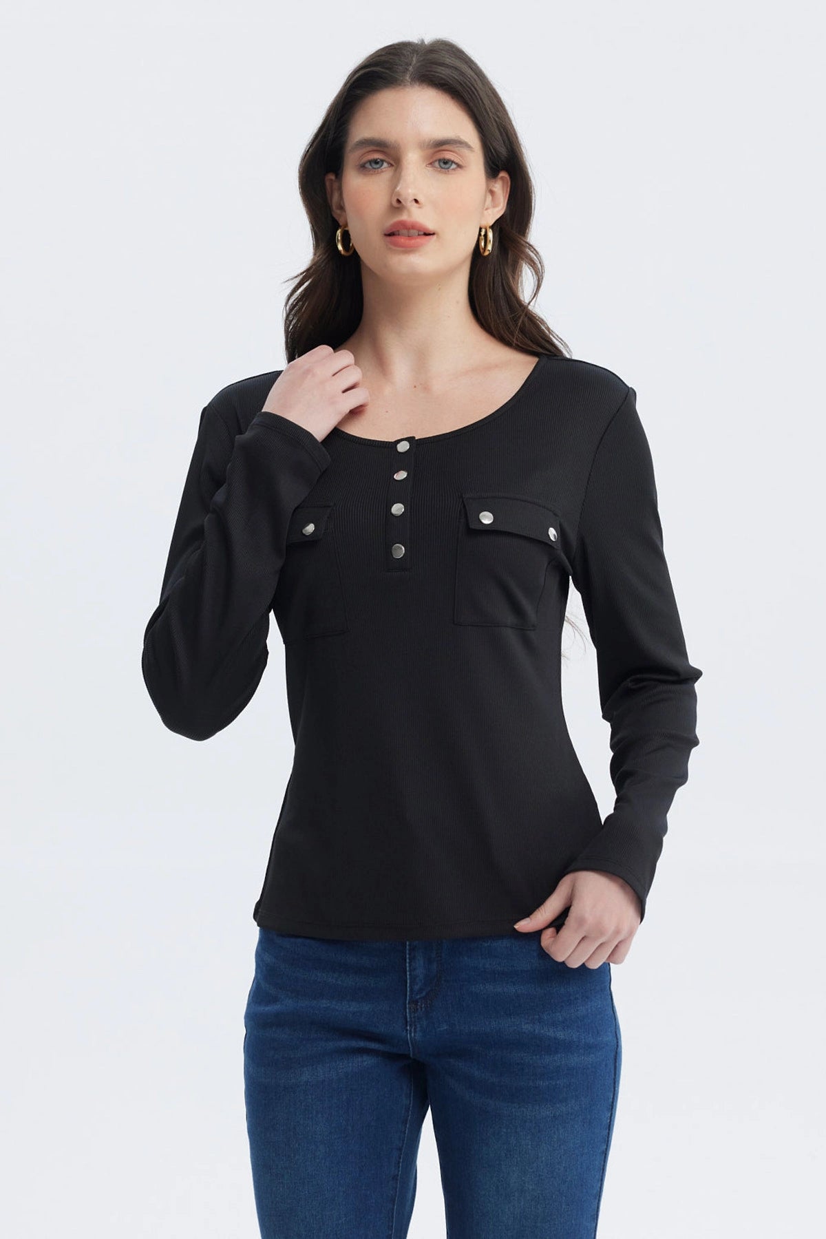 Polera negra mujer con botones metálicos al frente y bolsillos en el pecho diseño sencillo y elegante
