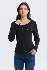 Polera negra mujer con botones metálicos al frente y bolsillos en el pecho diseño sencillo y elegante