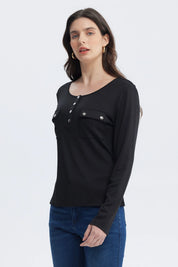 Polera negra mujer con botones metálicos al frente y bolsillos en el pecho diseño sencillo y elegante