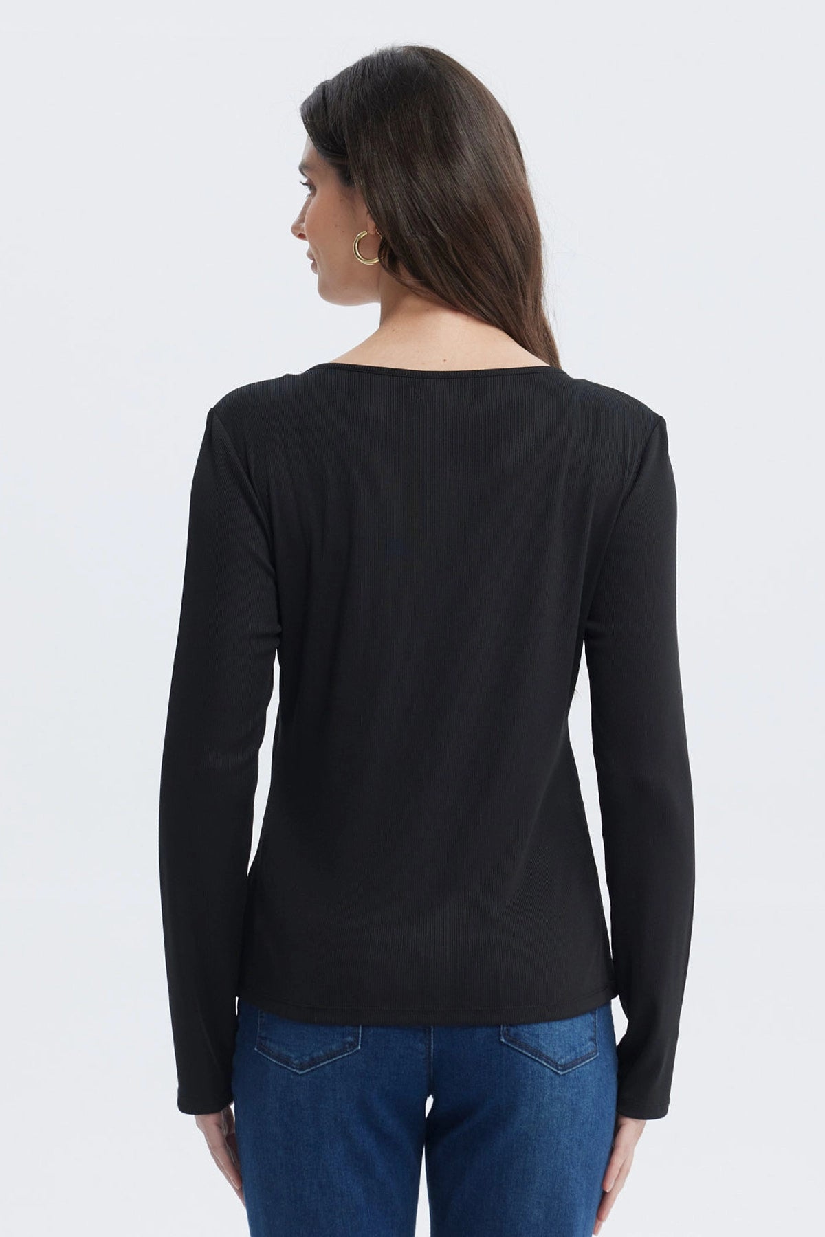 Polera negra mujer con botones metálicos al frente y bolsillos en el pecho diseño sencillo y elegante