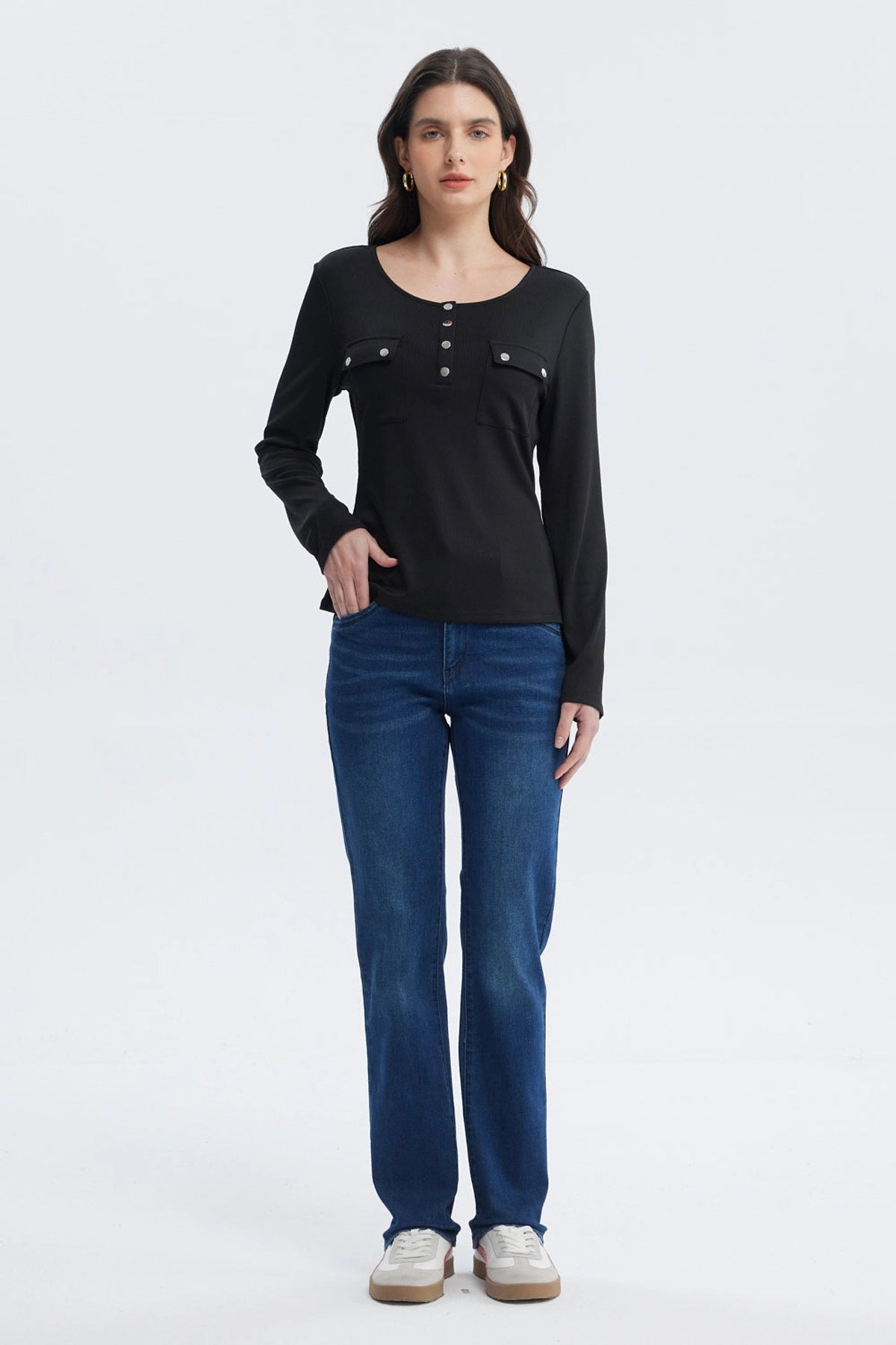 Polera negra mujer con botones metálicos al frente y bolsillos en el pecho diseño sencillo y elegante