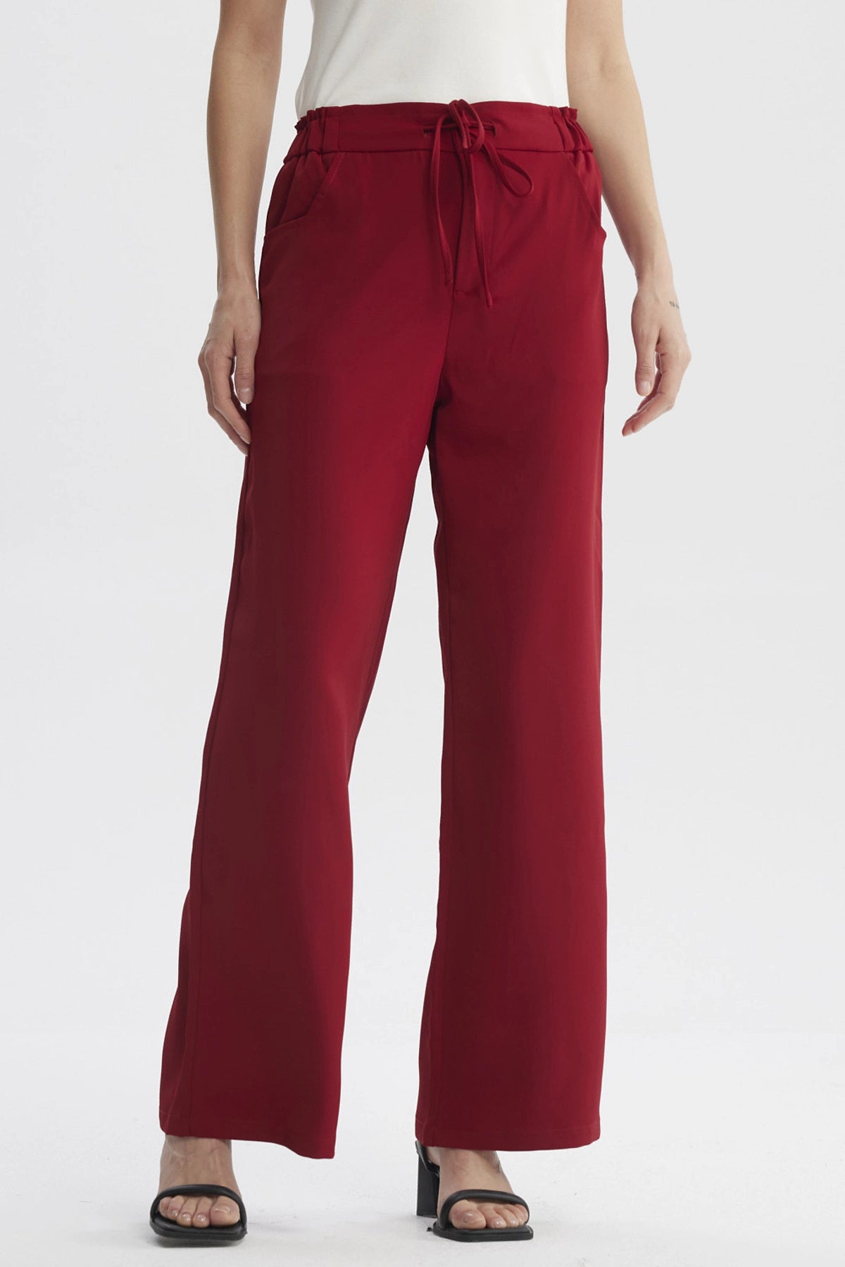 Pantalón mujer rojo oscuro con pretina y cordón ajustable sin estampa liso ideal para un look casual y cómodo
