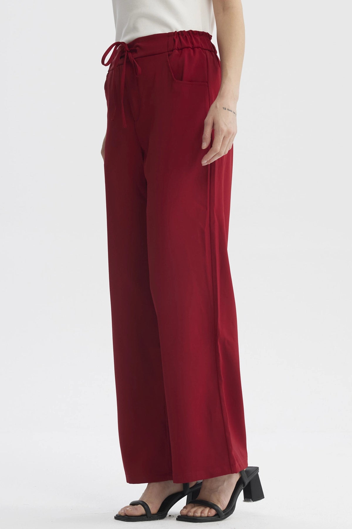Pantalón mujer rojo oscuro con pretina y cordón ajustable sin estampa liso ideal para un look casual y cómodo