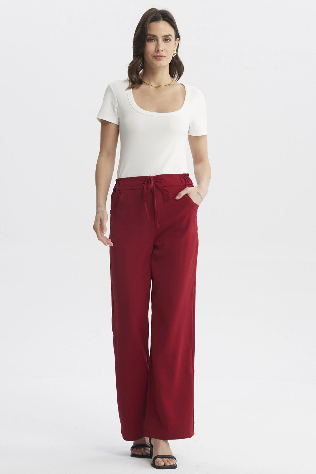 Pantalón mujer rojo oscuro con pretina y cordón ajustable sin estampa liso ideal para un look casual y cómodo