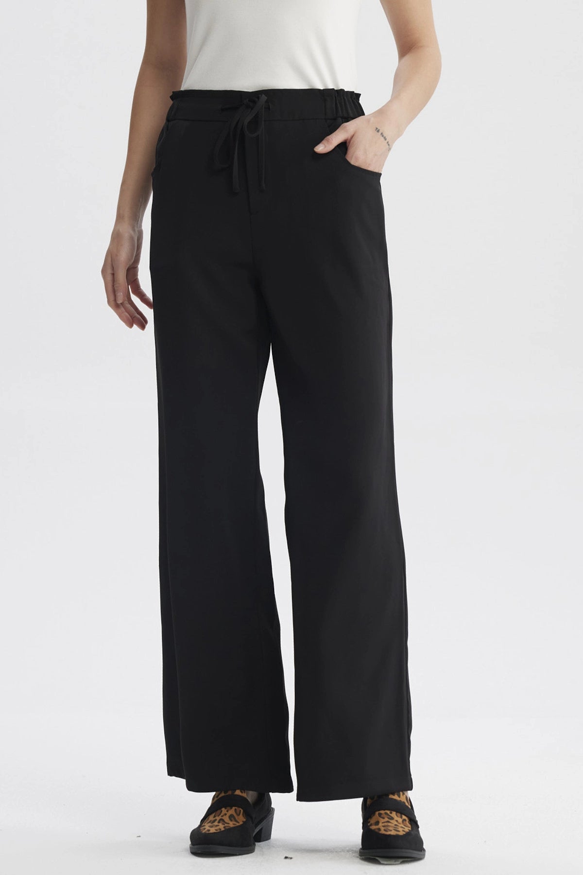 Pantalón negro de mujer con pretina ajustable y cordón diseño liso ideal para un look cómodo y elegante