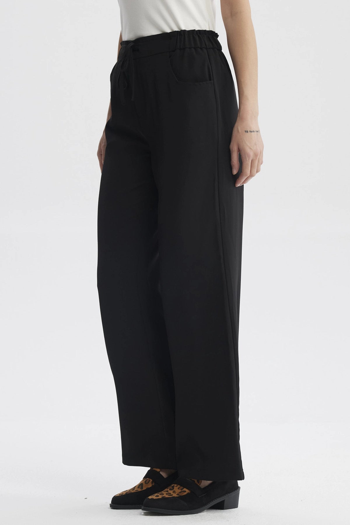 Pantalón negro de mujer con pretina ajustable y cordón diseño liso ideal para un look cómodo y elegante