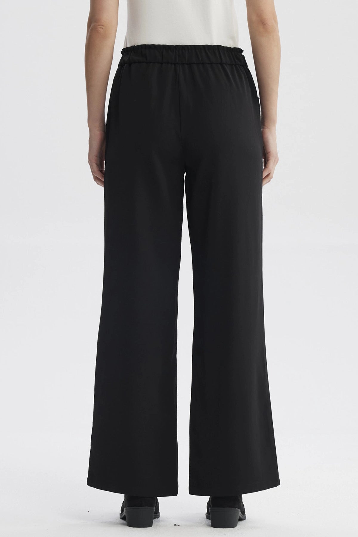 Pantalón negro de mujer con pretina ajustable y cordón diseño liso ideal para un look cómodo y elegante