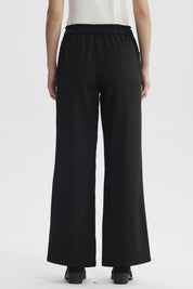 Pantalón negro de mujer con pretina ajustable y cordón diseño liso ideal para un look cómodo y elegante