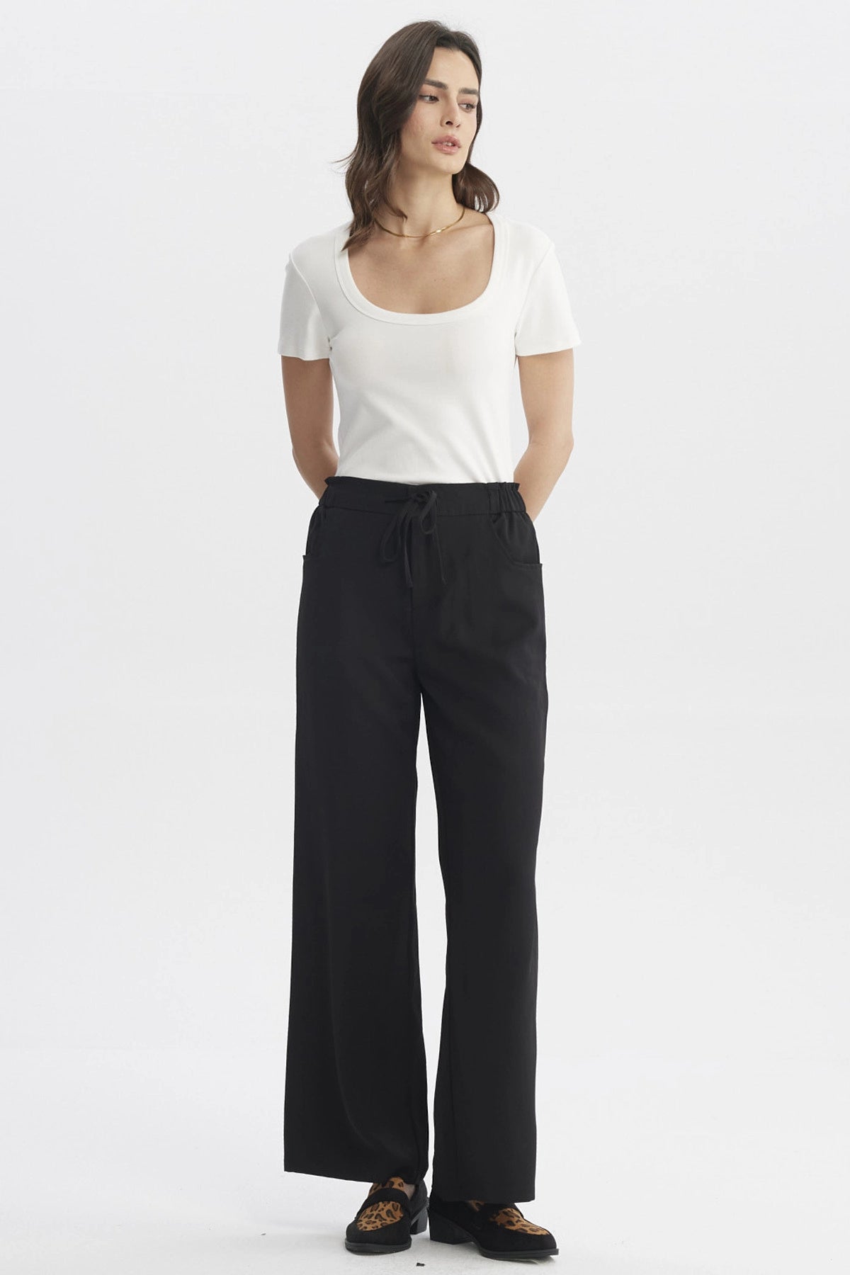 Pantalón negro de mujer con pretina ajustable y cordón diseño liso ideal para un look cómodo y elegante