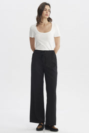 Pantalón negro de mujer con pretina ajustable y cordón diseño liso ideal para un look cómodo y elegante