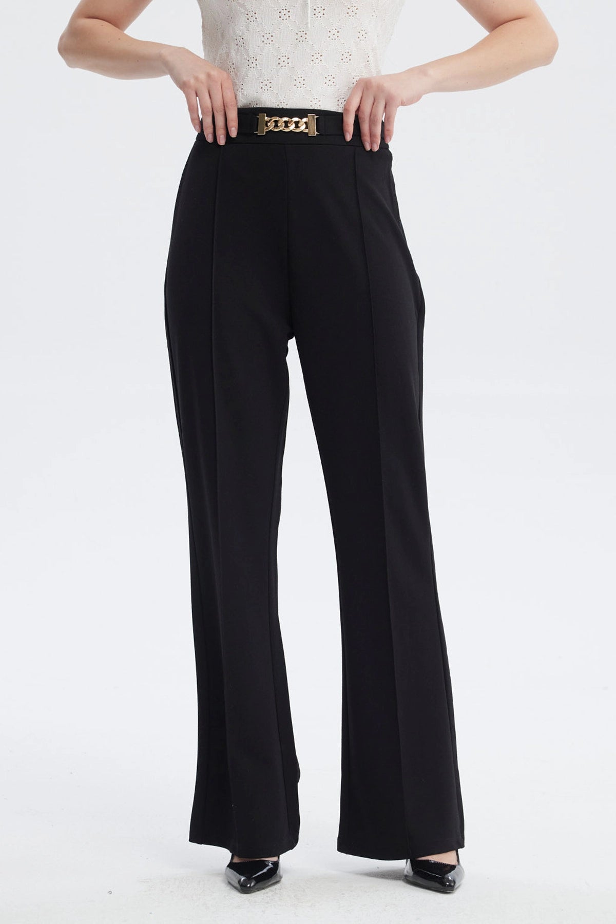 Pantalón negro mujer con aplicación metálica dorada en el cinturón estilo formal sin estampa lisa y elegante