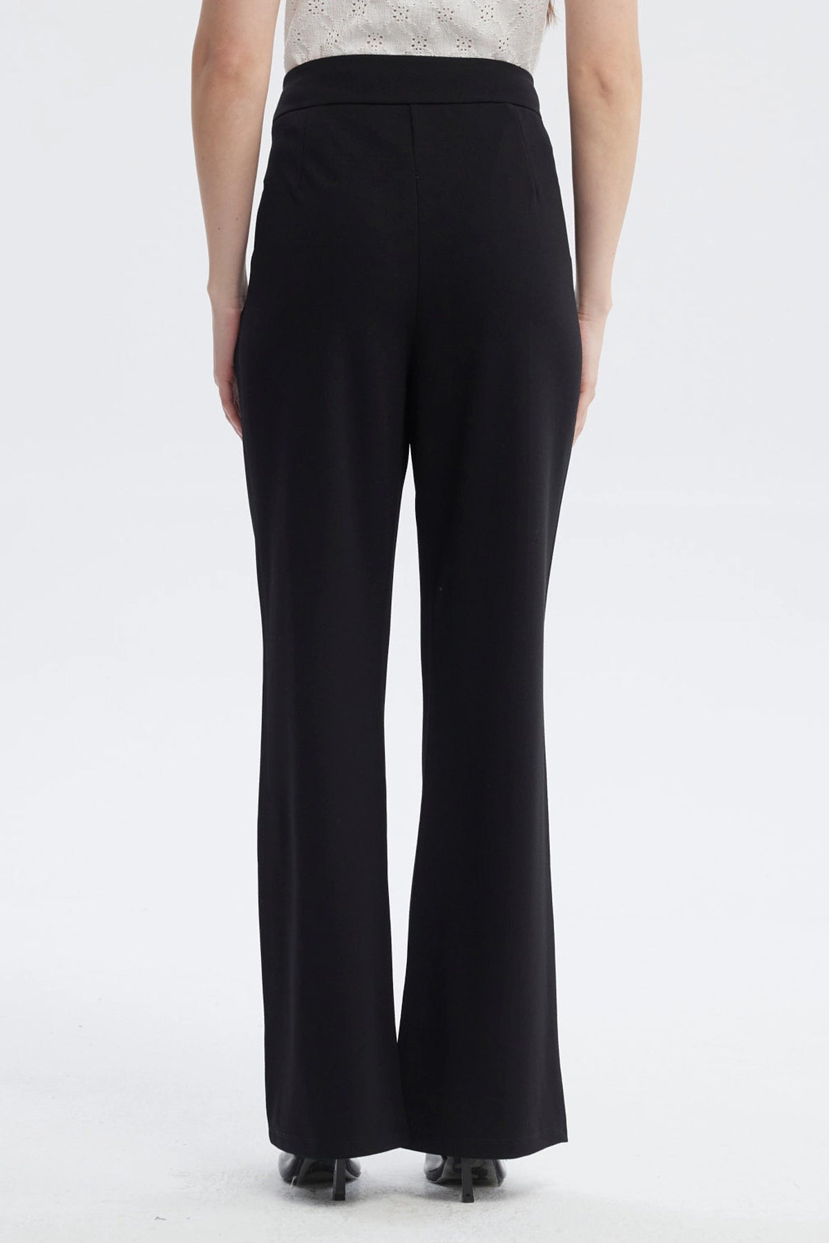 Pantalón negro mujer con aplicación metálica dorada en el cinturón estilo formal sin estampa lisa y elegante