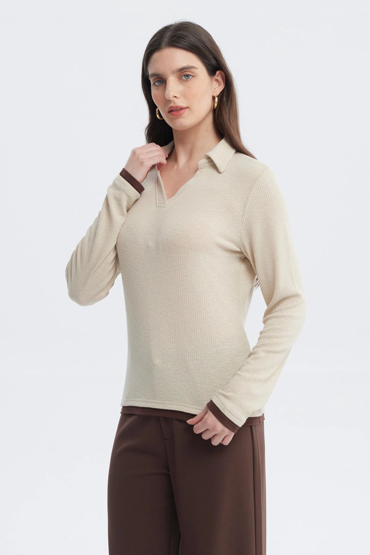 Polera Mujer Slim Cuello Camisero Arena