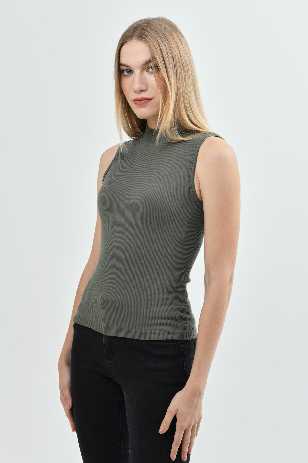 Polera Mujer Ajustada Sin Mangas Verde Militar