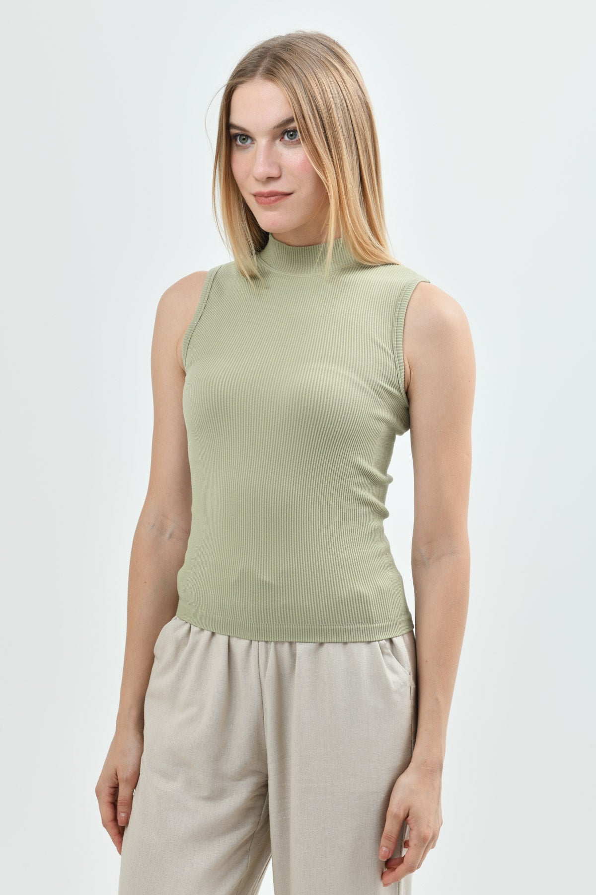 Polera Mujer Ajustada Sin Mangas Verde Musgo
