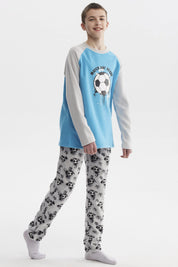 Pijama de niño gris con polera azul estampada con balón de fútbol en el centro y pantalón con balones en patrón repetido