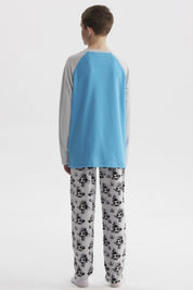 Pijama de niño gris con polera azul estampada con balón de fútbol en el centro y pantalón con balones en patrón repetido