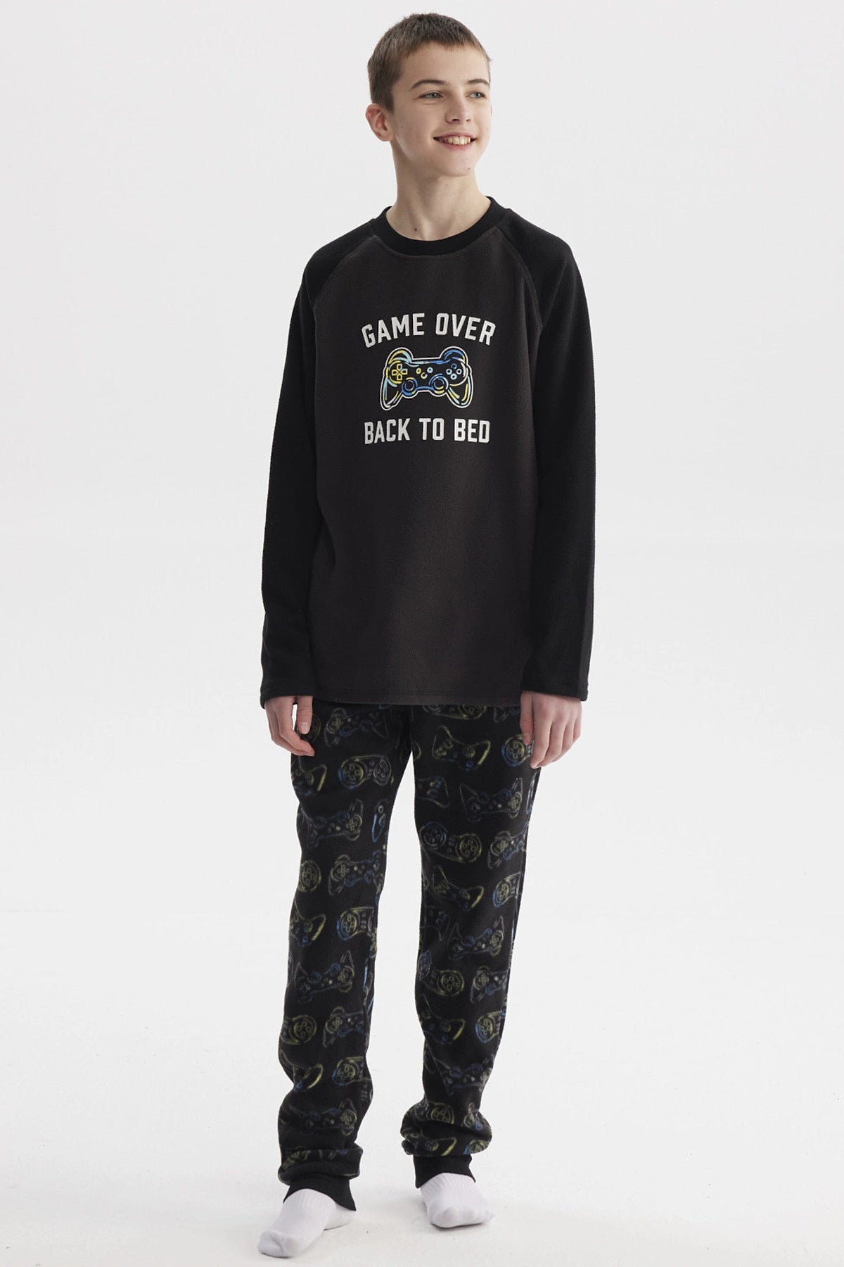 Pijama niño negro con polera de manga larga y pantalón estampado de controles de videojuegos estampa central Game Over Back to Bed estilo casual y moderno