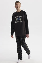 Pijama niño negro con polera de manga larga y pantalón estampado de controles de videojuegos estampa central Game Over Back to Bed estilo casual y moderno