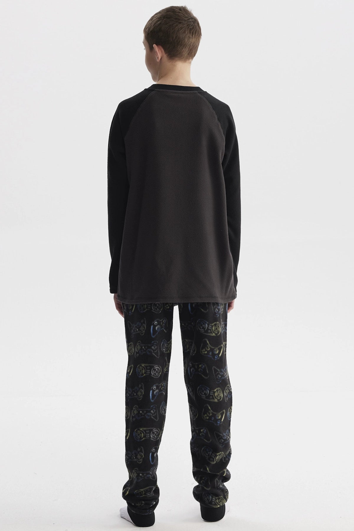 Pijama niño negro con polera de manga larga y pantalón estampado de controles de videojuegos estampa central Game Over Back to Bed estilo casual y moderno