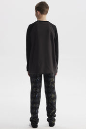 Pijama niño negro con polera de manga larga y pantalón estampado de controles de videojuegos estampa central Game Over Back to Bed estilo casual y moderno