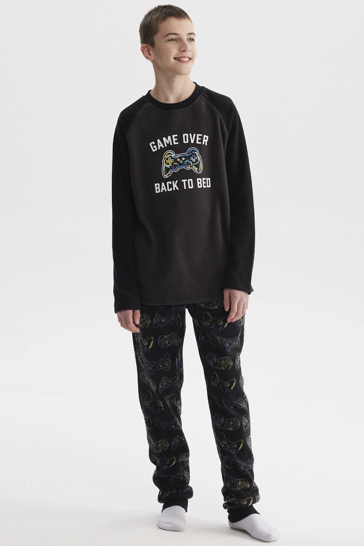 Pijama niño negro con polera de manga larga y pantalón estampado de controles de videojuegos estampa central Game Over Back to Bed estilo casual y moderno