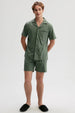 Pijama verde de hombre con camisa de botones y pantalones cortos cómodos