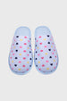 Pantufla celeste de mujer con estampado de corazones en colores rosa, negro y amarillo