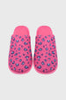 Pantufla mujer estampado fucsia con diseño de manchas moradas sobre fondo fucsia