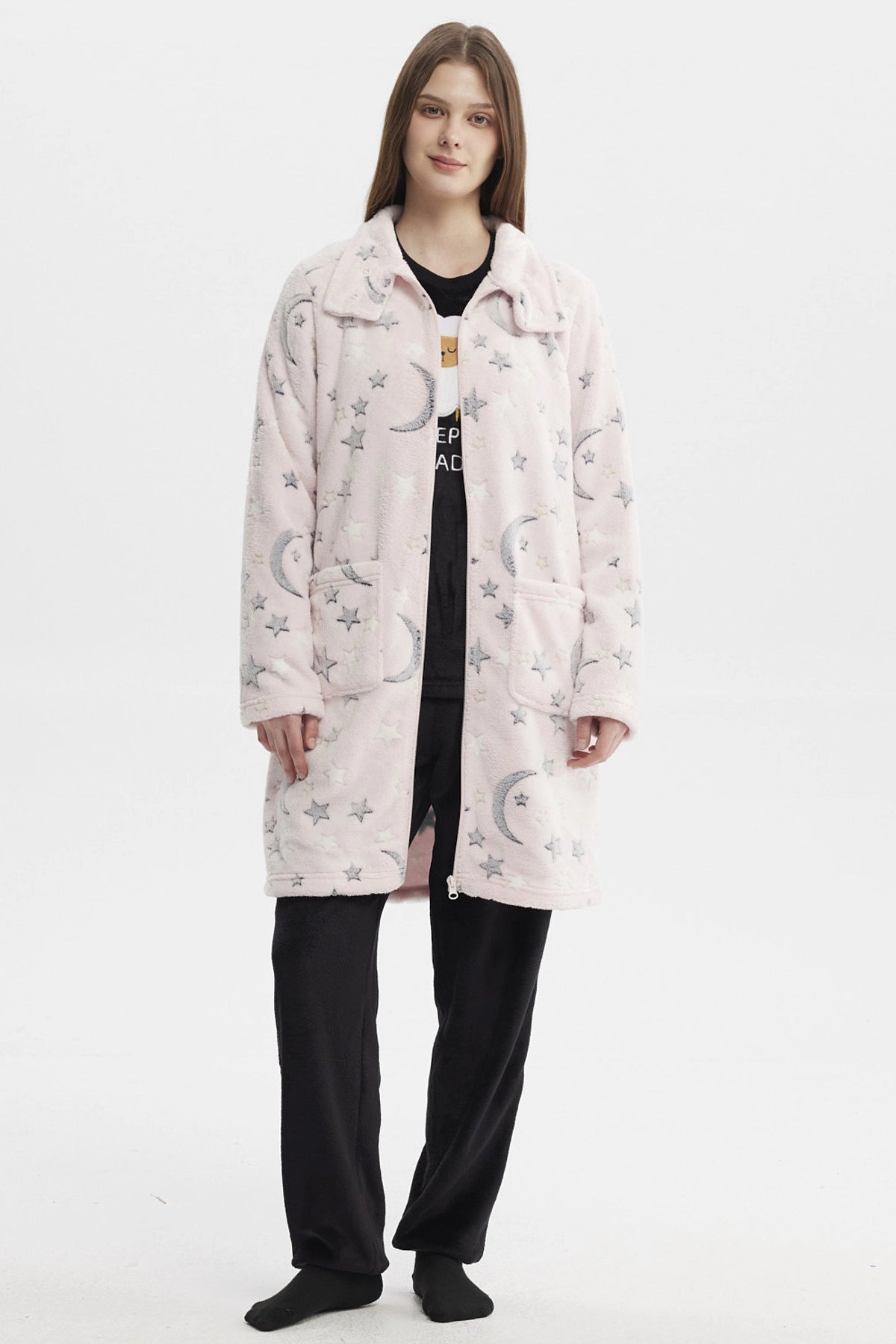 Bata mujer rosada con cierre y estampado de lunas y estrellas en estilo delicado por toda la prenda