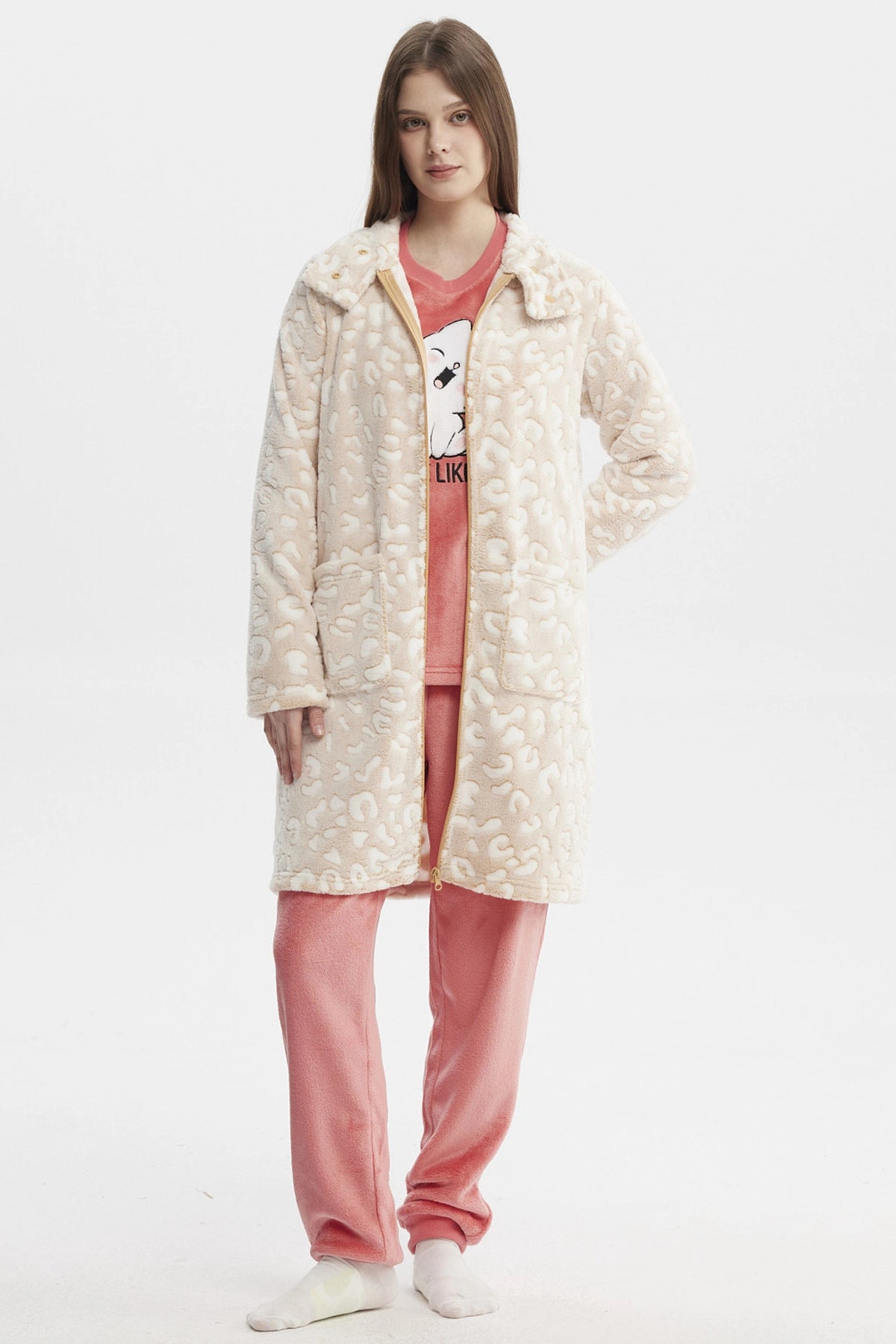 Bata beige de mujer con cierre y diseño de patrones en relieve en toda la prenda sin estampa lisa y cómoda