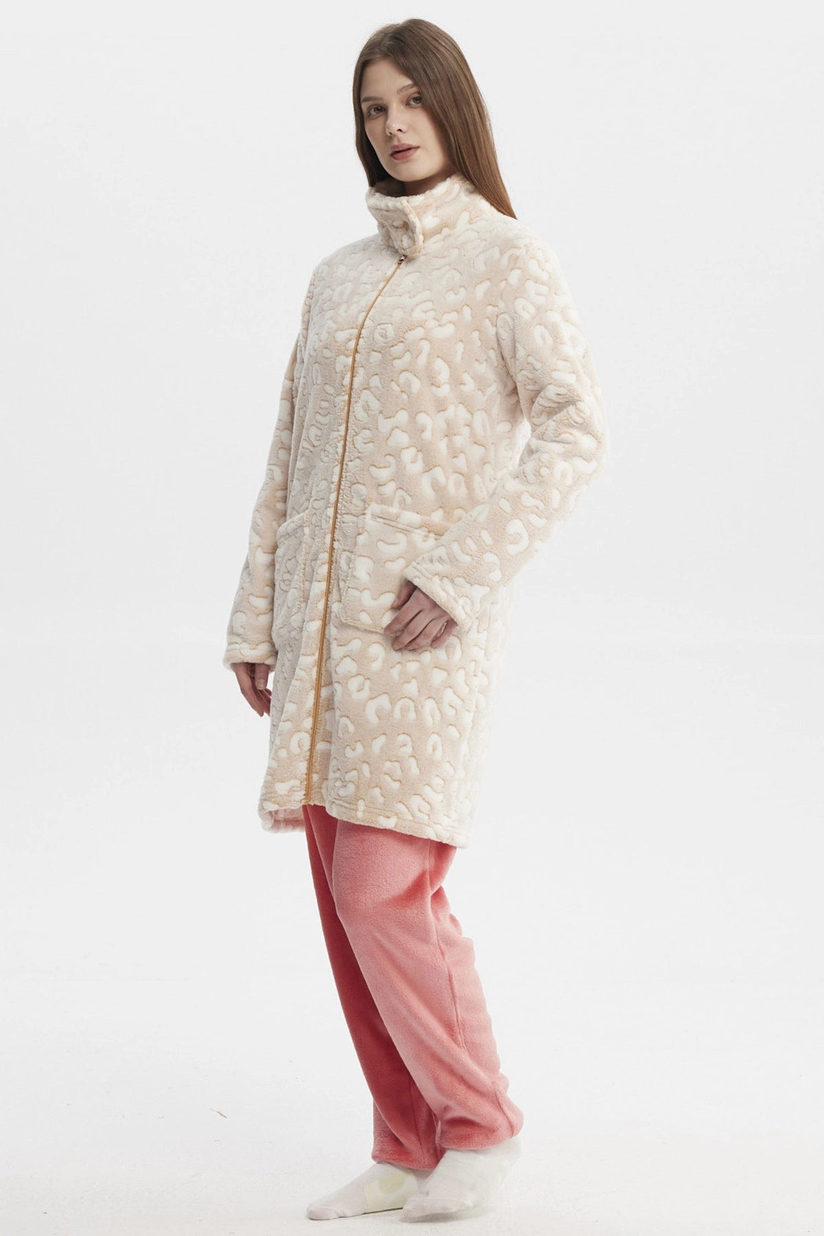 Bata beige de mujer con cierre y diseño de patrones en relieve en toda la prenda sin estampa lisa y cómoda