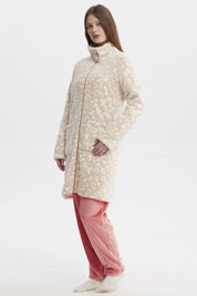 Bata beige de mujer con cierre y diseño de patrones en relieve en toda la prenda sin estampa lisa y cómoda