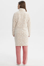 Bata beige de mujer con cierre y diseño de patrones en relieve en toda la prenda sin estampa lisa y cómoda
