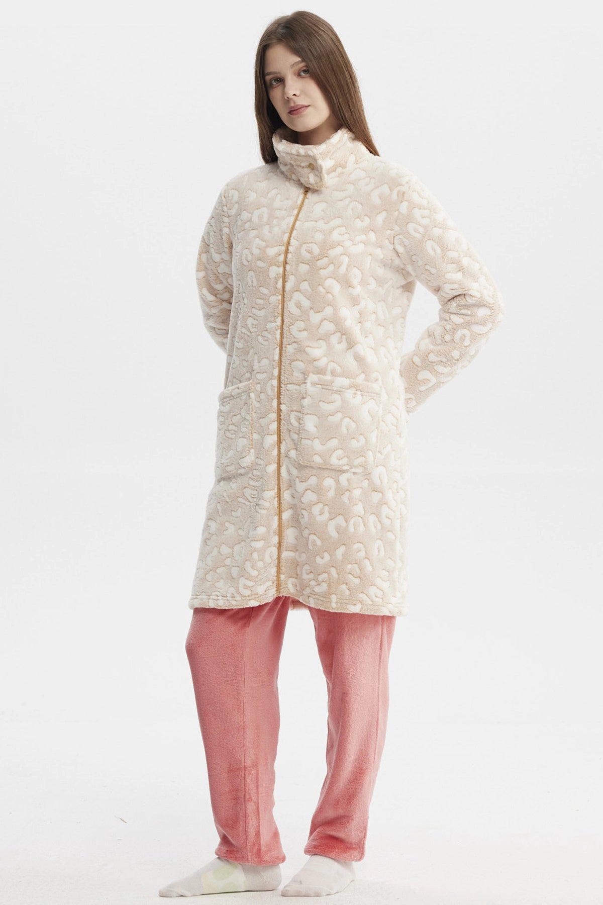 Bata beige de mujer con cierre y diseño de patrones en relieve en toda la prenda sin estampa lisa y cómoda