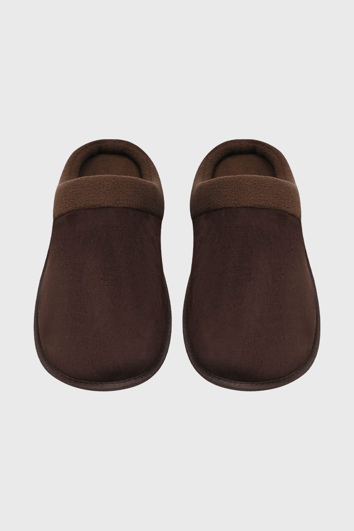 Pantuflas de hombre color café de diseño liso con borde acolchado y textura suave ideales para el hogar